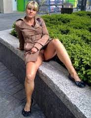 Reife Damen unter den Rock geschaut - Oma Porno Foto