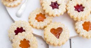 Retrouvez Le Bon Gout Des Biscuits D Antan Avec Cette Recette De Sables Fourres A La Confiture Extrememen Biscuit De Noel Recette Sables De Noel Recette Sable