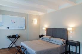 Cassettiere per camera da letto con unghiatura colorata montana. Camere Reva