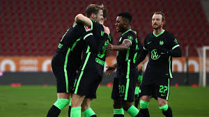 Verein für leibesübungen wolfsburg e. Vfl Wolfsburg Gewinnt Durch Treffer Von Weghorst Und Baku Beim Fc Augsburg Und Festigt Platz Drei Eurosport