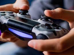Hallo wollt meine ps4 komplett aufschrauben und sauber machen weils so laut ist wie n kampfjet hab youtube videos geguckt alles gut, in den videos ziehen die den teil einfach raus richtig einfach, aber bei mir ist es so fest wie beton und wenn ich gewalt anwende ist sicherlich die ps4 kaputt, kann mir. Nachfolger Der Ps4 Sony Chef Verrat Datum Wann Die Playstation 5 Erscheinen Soll Svz De