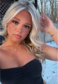 Elise Hinton's Instagram, Twitter & Facebook