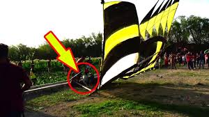 Tragedi Layangan Besar Menimpa Penonton Menerbangkan Layang Layang Ter Di 2020 Youtube