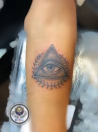 Mẫu hình xăm con rết mà thương bị ép buộc xăm lên mặt. Ghim Tren Tri Tattoo