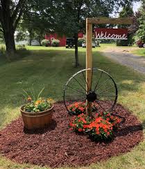 Welcome With A Wagon Wheel Wheel Decor Wagon Wheel Decor Wagon Wheel Garden