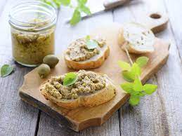 Puoi dare spazio alla tua fantasia creando sfiziosi antipasti o aperitivi oppure insaporendo anche i tuoi primi piatti caldi e. Crostini Di Pane Con Pate Di Olive Verdi