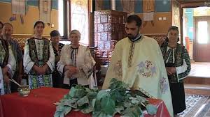 E bine sa ai la tine trei fire de usturoi, in sin sau la briu. TradiÈ›ii Obiceiuri È™i SuperstiÈ›ii De Rusalii In Vrancea