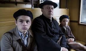 Buon film su due ragazzi ebrei francesi in fuga dai nazisti; Un Sacchetto Di Biglie La Recensione Del Film Tratto Dal Libro Di Joseph Joffo Movieplayer It