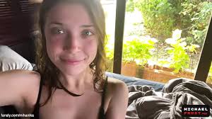 cực khoái với móng tay đầy sơn màu