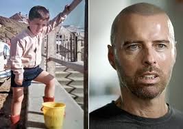 Homem deixado em lixeira com duas semanas de vida conhece irmão — que foi  seu colega de escola