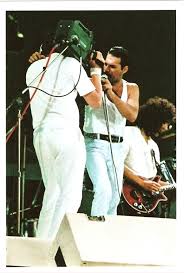 As A Live Act Queen Continued To Draw Huge Crowds Around The World One Of Their Most Notable Per Freddie Mercury Queen Freddie Mercury Freddie Mercury Quotes