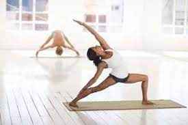 La gente practica yoga en un parque en el día internacional del yoga en nueva delhi el 21 de junio de 2021. Dia Internacional Del Yoga