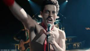 Фредди — школьник (по центру). Rami Malek Wins Best Actor For Playing Freddie Mercury