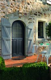 Porte D Entree Cintree Qui Donne Du Caractere A Votre Facade Entree De Maison Exterieur Fenetres En Acier Fenetre En Bois