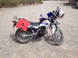 Peinture, guidon, selle, clignotant, pneus, pot, support de plaque, moto design, personnalisation de moto. Amelia Rose Durham Suzuki Van Van 200 Vs Yamaha Tw200