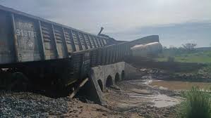 Descarrilamiento provoca derrame de 60 mil litros de químico en Sonora