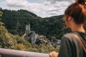 Und wer diese ruhe auch nachts nicht missen und in der natur sein möchte, für den gibt es auch in der eifel trekkingplätze. Wandern In Der Eifel 6 Spektakulare Touren Zum Staunen