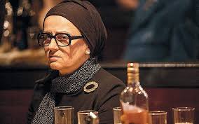 Ευτυχώς, η ευτυχία είναι μια μικροαστική ηθογραφία που παρακολουθεί με προσήλωση μια ξεχωριστή προσωπικότητα και παραμένει προσεκτική και πιστή στις στιγμές που γεννούν το έργο της. Eytyxia Gia Panta Lykavitos Gr