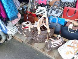 Vorbild ist der dong xuan markt in vietnam, hanois ältester und größter markt, auf dem die unterschiedlichsten waren angeboten werden. Ihr Einkaufsfuhrer Fur Schopping In Tschechien Urlaub Hotel Und Touren Buchen Reisetipps Und Aktuelles