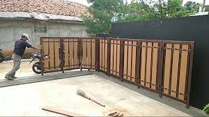 Pagar jenis ini memiliki kesan alami namun tetap kokoh sehingga sangat cocok bagi anda yang memiliki jiwa petualang. Pintu Pagar Dorong Melipat Mengikuti Rel Nya Youtube