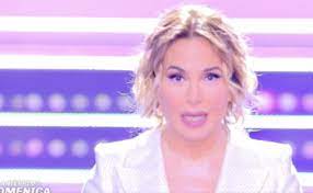 Oltre a domenica live infatti è stata riconfermata anche la sua conduzione al programma. Domenica Live Barbara D Urso Costretta A Chiudere Il Microfono A Paolo Brosio Non Consento Queste Cose Sul Covid Libero Quotidiano