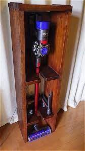 コードレス掃除機のダイソンv8を収納できる充電スタンドボックスを作ってみました わが家の部屋隅に長らく放置されていた掃除機 スタンドを壁か柱につけるのもなんとなくいやで かといって押し入れなどに収納してしまうと面倒 ということで 取り出しやすく 目立た
