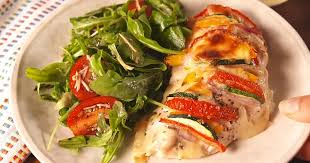 Un Poulet Bien Tendre Garni De Legumes Et De Fromage Food Chicken Dinner