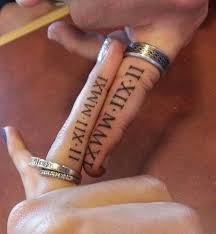 Finger Roman Numeral Tattoo For Couples Sevgili Roma Rakami Tarih Dovmesi Yuzuk Parmagi Date Tattoos Eslesen Dovmeler Cift Dovmeler