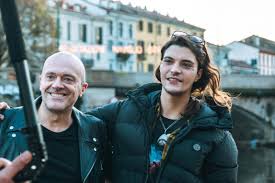 E' diventato famoso per essere stato la voce degli 883, il gruppo fondato insieme all'amico mauro repetto nel 1991. Max Pezzali Nei 90 Eravamo Ingenui Sfigati E Un Po Borderline Ma Idealisti Rolling Stone Italia