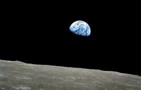 La terre est également en orbite autour du soleil , se déplaçant à 107 280 km/h. La Terre Dans L Espace 70 Ans De Photos Le Devoir