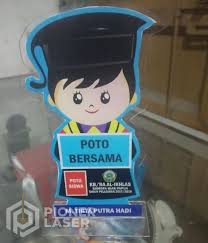 Cukup sekian informasi tentang contoh gambar kartun anak sekolah tk yang bisa kamu simak pada postingan kali ini. Plakat Wisuda Tk Pioner Laser