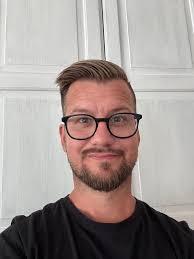 I serien inlägg där ni får bekanta er lite bättre med Billeberga Byalags  styrelse 👋 har nu turen kommit till styrelsens andra nyförvärv för 2025,  Karl-Johan "KJ" Grönvall! 🏠 𝐇𝐮𝐫 𝐥ä𝐧𝐠𝐞 𝐡𝐚𝐫