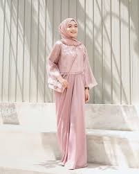 Sama seperti namanya, baju kondangan ini cocok untuk anda yang muslim. Via Meiraniap Dress Brokat Hijab Fashion Muslim Fashion Dress