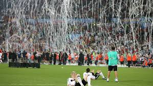 Doch das junge team von trainer enrique hinterlässt auch fragezeichen. 2008 Spanien Triumphiert Em Geschichte Europameisterschaften Turniere Die Mannschaft Manner Nationalmannschaften Mannschaften Dfb Deutscher Fussball Bund E V