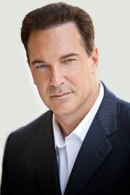 Patrick Warburton un muy buen actor, en la serie the tick fue muy bueno y  su papel en la serie tambien me lo parece, tengan todos un excelente dia,  saludos desde Buenos
