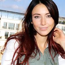 #fortboyard démarre samedi à 21h05 sur @france2tv avec #fortboyard blanche et rouge sont impatientes de mettre au défi les assaillants du fort ! Fort Boyard Delphine Wespiser Balance Sur Ces Candidats Qui Pensent Qu Elle Les Drague Femme Actuelle Le Mag