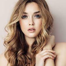 Anche con le fasce per capelli è possibile ottenere onde morbide da spiaggia da far invidia a chiunque! Capelli Mossi Con La Piastra 5 Step Per Onde Perfette