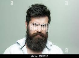 L'homme beau strict sur fond violet guy non rasé. Concept de la  masculinité. Homme avec bras musclé en confiance et forte. N'ayant corps  musclé vous rendre plus confiant. Fort et musclé Photo