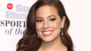 Luonnollinen kaunotar! Palvottu XL-malli poseeraa meikittömässä selfiessä