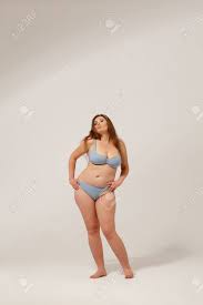 パステルカラーの下着姿でポーズをとる肥満女性。ダイエットコンセプト。の写真素材・画像素材 Image 96074920