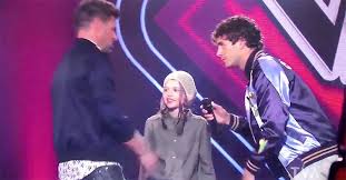 | je vous donne un dernier bonbon avant la sortie de l'album. Alex Nevsky Et Marie Mai Ont Rappe Du Eminem Pendant Que Marc Dupre Faisait Du Beat Box A La Voix Junior Video 99scenes 99scenes