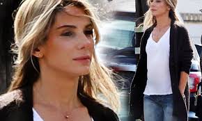 Find out who sandra bullock wants to do a love scene with, and how drag queens helped her make money, as the oscar winner answered ellen's burning questions. Sandra Bullock Debuts Blonde Hair On New Orleans Set Of New Film Our Brand Is Crisis Daily Mail Online