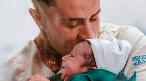 MC Daniel doa 10 mil reais em cestas básicas após nascimento do filho