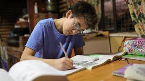 Jóvenes escribiendo el futuro es la beca que el gobierno mexicano destina a jóvenes de hasta 29 años del nivel superior, con dificultades económicas para continuar sus estudios, que estén inscritos en instituciones públicas. Jovenes Escribiendo El Futuro Convocatoria Fechas Y Requisitos Para El Apoyo De 4 800 Bimestrales Marca