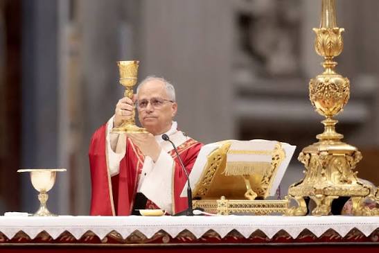La ropa de Jesús se volvió blanca. Por eso, el altar, símbolo de Cristo que  es la piedra angular, debe cubrirse con un mantel blanco. Siempre blanco.  En algunos lugares les gusta