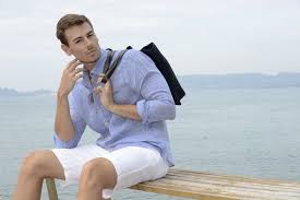 Maybe you would like to learn more about one of these? Chemise En Lin Et Bermuda En Coton Lin Pour Un Ete Chic Et Decontracte En Europann Beach Wear Men How To Wear Fashion