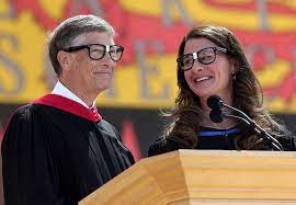 威廉·亨利·蓋茲三世，kbe（英語：william henry gates iii，1955年10月28日－），暱稱比爾·蓋茲（bill gates），是一名美國著名資本家、投資者、軟體工程師、慈善家。他與保羅·艾倫一起建立微軟公司，曾任微軟董事長、ceo和首席軟體設計師，並持有公司超過8%的普通股，也是公司最大的個人股東。 Xaphfx4jcdarjm