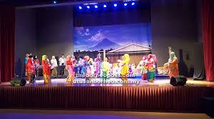 Dewan bahasa dan pustaka (dbp) atau nama asalnya balai pustaka ditubuhkan pada 22 jun 1956 di johor bharu, johor sebagai sebuah jabatan pada tahun 1977, dbp mengembangkan sayapnya ke malaysia timur dengan membuka dua pejabat di di kota kinabalu, sabah dan di kuching, sarawak. Dbp Sarawak To Stage Special Musical Show In Kuala Lumpur Penang Next Week Borneo Post Online