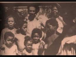 Quite a clan isn't it? Bob Marley Singing Natty Dread With His Child On Stage 1975 Youtube