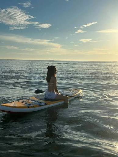 🌊 TRẢI NGHIỆM CHÈO SUP – KHÁM PHÁ VẺ ĐẸP BIỂN CỬA LÒ TỪ GÓC NHÌN MỚI!  🏄‍♂️☀️ Bạn đã từng ngắm bình minh trên biển Cửa Lò giữa làn nước trong
